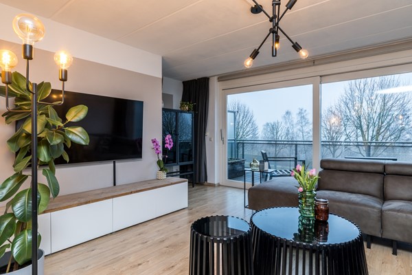 Foto - Te koop: Moderne instapklare drive-inwoning met garage, 3 slaapkamers, balkon met prachtig uitzicht en geheel bestraatte onderhoudsvriendelijke tuin met tuinkamer gelegen aan de rand van Heerlen.